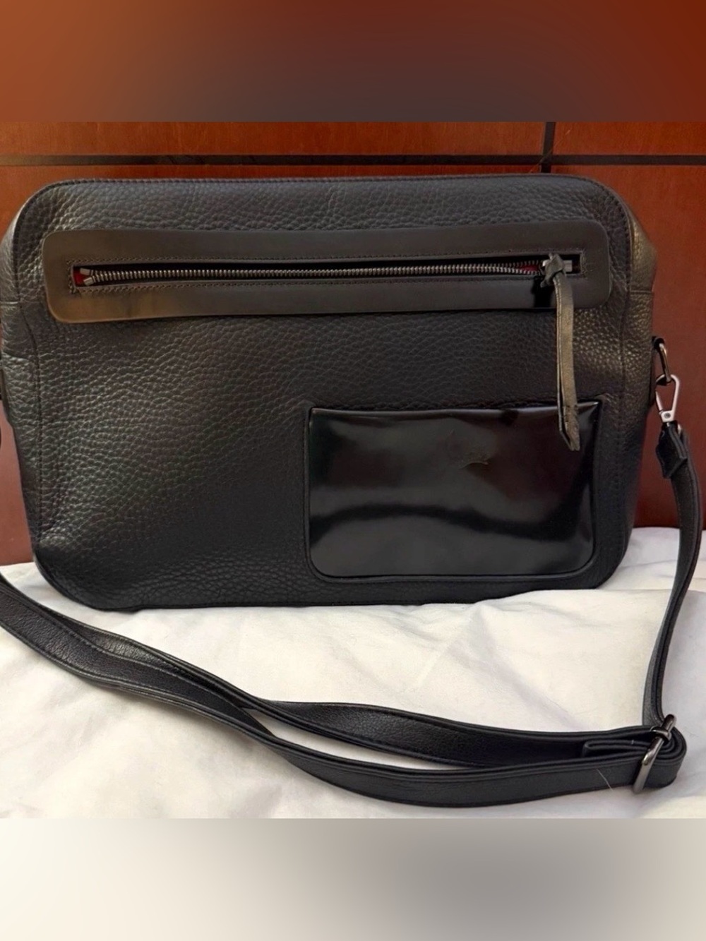 Christian Louboutin Aliosha black
Pebbled Crossbody messenger Bag Red
Lining